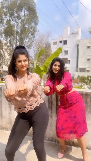 Inchara Joshi Instagram - Sassy ❤️😎

#sisterlove #actorssiters #viralreels #trendingreels