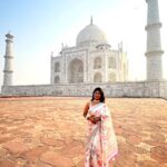 Inchara Joshi Instagram - 🤍🧿"No wonder TAJ MAHAL is a wonder "🧿🤍 Waah TAJ Beautiful saree🤍❤️ :@_vastramcollections_ #sareecollection #actor #incharajoshi #inchu #inchara #vacation #Sahana #tajmahalpalace #agra #new Delhi #capital #viral #trending #whitesaree #actress #kannadaserial Taj Mahal - Wonder of the world