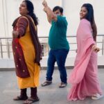 Inchara Joshi Instagram - Okka dance veellatho ❤️ Our make up Anna and hairstyle Akka ❤️ They are the cutest #apthamitra #ankudonku #herione #viral #trending #cute #inchara #incharajoshi #inchu #mattigajuluserial #vishnuvardhan #kannada #telugu #instagram #reelsinstagram