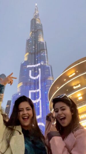 Inchara Joshi Instagram - Had saved this song long back for this moment ❤️🌟 Bhurj Khalifa 💛 And it rained in Dubai 🥶

@inchara.joshi @jyothijoshi2 

Video credits @tohid_patel120

#dubai🇦🇪 #dubaidiaries #bhurjkhalifa #burjkhalifa #familytour #vacation #dubaivacation