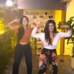 Inchara Joshi Instagram - Tum tum 🌟🖤 Video credits @aryanforreal 😘❣️ Location @bobsbarandrestaurant #tumtum #trending #trendingreels #viralreels #viral #actor #actorsisters #mansijoshi #incharajoshi