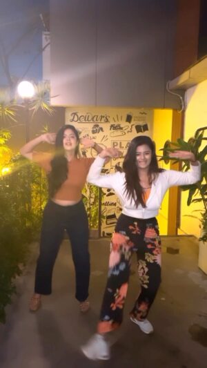 Inchara Joshi Instagram - Tum tum 🌟🖤 

Video credits @aryanforreal 😘❣️

Location @bobsbarandrestaurant 

#tumtum #trending #trendingreels #viralreels #viral #actor #actorsisters #mansijoshi #incharajoshi