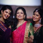 Inchara Joshi Instagram - A very Happy New Year from my family to yours 🌟❤️ let there be light, prosperity and happiness in everybody’s life and have the resolution of being the better version of ourselves this year 🤞🏻 MUA @makeoverbydhuhikshaharale ❤️ Hair by @nutella_k_i_s_s_e_s_ 😘 Outfits designed by @hello_sunshine_designer_studio 🥰 Jewellery by @sindhoorafashionjewellery ✨ Photography by @chirayuphotography #newyear2023 #family #actorsisters #mansijoshi #mansi #incharajoshi #inchara