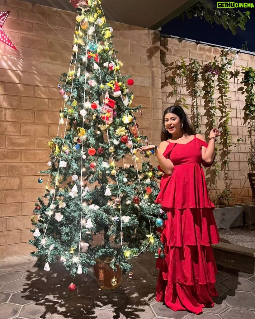 Inchara Joshi Instagram - Merry Christmas 🎅 🎄 ❤️ #inchu #inchara #incharajoshi #christmas #christmasdecor #christmastree #Xmas #Santa ##kannadaserial #actor #actress #reddress #cute #kfi #telugu #tamil #viral #trending #instagram Full Circle - Taproom • Kitchen • Culture