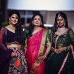 Inchara Joshi Instagram - A very Happy New Year from my family to yours 🌟❤️ let there be light, prosperity and happiness in everybody’s life and have the resolution of being the better version of ourselves this year 🤞🏻 MUA @makeoverbydhuhikshaharale ❤️ Hair by @nutella_k_i_s_s_e_s_ 😘 Outfits designed by @hello_sunshine_designer_studio 🥰 Jewellery by @sindhoorafashionjewellery ✨ Photography by @chirayuphotography #newyear2023 #family #actorsisters #mansijoshi #mansi #incharajoshi #inchara