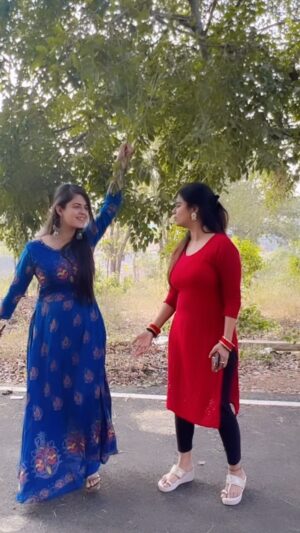 Inchara Joshi Instagram - Phone call yetthu 😂 😂 @mansi._.joshi ❤️

#comedyreels #reelstrending #viralreels #sistergoals