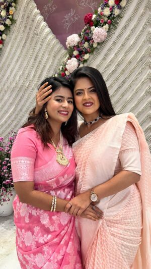 Inchara Joshi Instagram - Mamadurai Joshi sisters way ❤️🎉
Are we late for the trend? 

#mamadurai #jigarthanda #reelsdance #instagramreels #trendingreels #viral # #dancingsisters #mansijoshi #incharajoshi