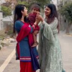 Inchara Joshi Instagram - Gulaabi Sharara ❤️😍 this Pahadi song 🌹 Don’t miss the end 🥰 Video credits to our dearest Amma @jyothijoshi2 😘 #sisterlove #gulaabisharara #pahadisong #instareels #trendingreels #viral
