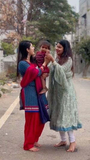 Inchara Joshi Instagram - Gulaabi Sharara ❤️😍 this Pahadi song 🌹 
Don’t miss the end 🥰

Video credits to our dearest Amma @jyothijoshi2 😘

#sisterlove #gulaabisharara #pahadisong #instareels #trendingreels #viral