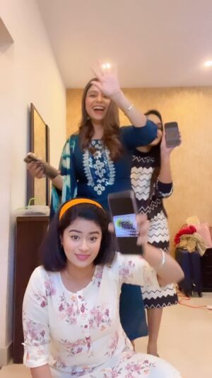 Inchara Joshi Instagram - Fun at the sets of katheyondu shuruvagide 😂❤️

#apple #bannana #verysweetbannana #katheyondushuruvagide #viralreels #dance #actors #inchu #inchara #incharajoshi #monica #soumya #amrutha #shilpa #actress #instagram #instagood #instareels #viral #trending #cute ❤️🧿