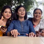 Inchara Joshi Instagram - Naguva ,Nayana ,Madhura ,Mouna ❤️ Tried something new with my cutiees #inchara #incharajoshi #sujathaakshaya #soumyabhat #katheyondushuruvagide #naguvanayana #sahana #varnika #pushpa #actor #instagram #instagood #actorslife #singer #singing #cutest #coactors #instagram #viral #trending #trio Bangalore, India