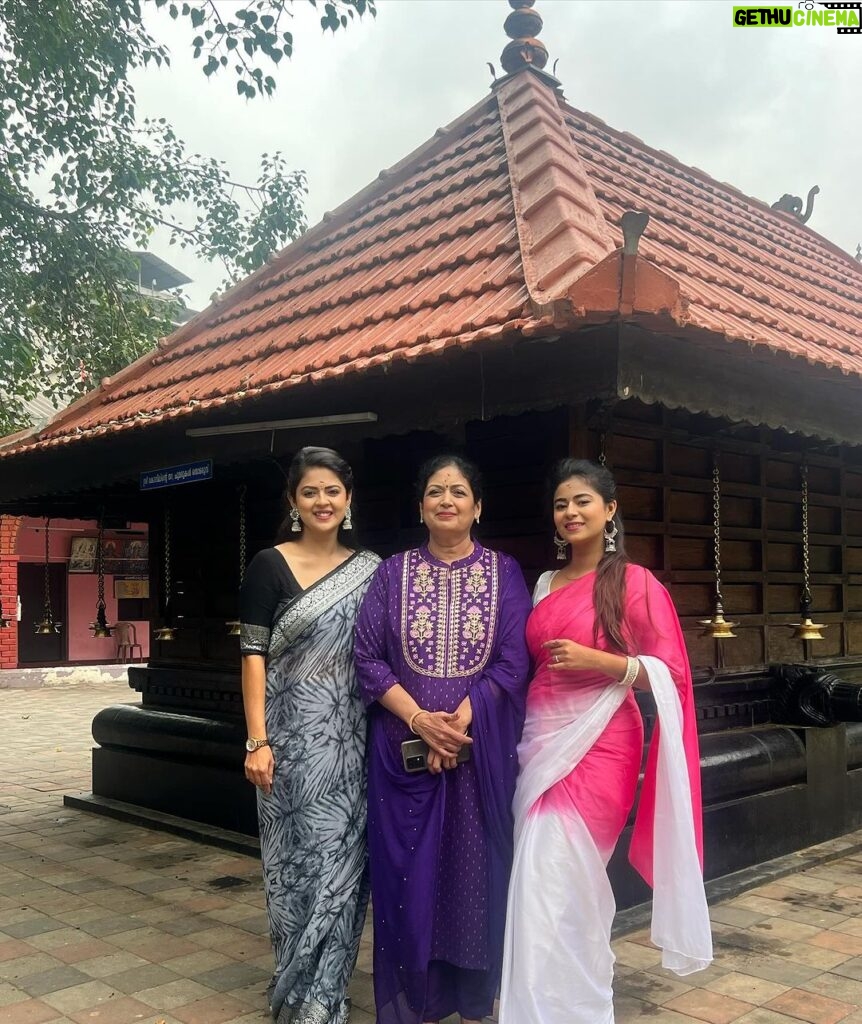 Inchara Joshi Instagram - Amma a very very Happy Birthday to you, you have taught us to be very brave and kind and also many other things ❤️😘 @jyothijoshi2 ❤️ although you have become a kid these days.. Love you a lot Amma 🥰 Maariyamman Kovil