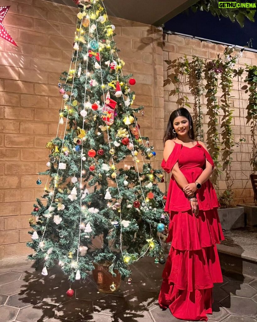 Inchara Joshi Instagram - Merry Christmas 🎅 🎄 ❤️ #inchu #inchara #incharajoshi #christmas #christmasdecor #christmastree #Xmas #Santa ##kannadaserial #actor #actress #reddress #cute #kfi #telugu #tamil #viral #trending #instagram Full Circle - Taproom • Kitchen • Culture