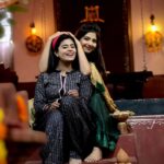 Inchara Joshi Instagram - Pandit sisters In reel and real life too❤️🧿 @iamsoumyabhat #inchu #incharajoshi #viral #trending #soumyabhat #katheyondushuruvagide #starsuvarna #actors #heriones #sisters #instagram #cutest #sahana #varnika #instagood Bangalore, India