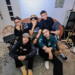 Iqbaal Ramadhan Instagram – Bangga dan bersyukur sudah dilibatkan di perhelatan Tepok Bulu 2023. Selamat dan sukses untuk seluruh saker, vivin dedes, para atlet dan idola kebanggan kita di lapangan, teman-teman baru di Pok Bul Band, dan seluruh kru yang ikut serta menyukseskan acara semalam – cuma @vindes.ig yang bisa mengemas acara se-keren ini! Bahagia juga bisa jadi bagian dari sejarah Istora dan juga bulu tangkis di 🇮🇩 

Namun, gak bisa dipungkiri. Belakangan ini pikiran dan emosi setiap hari tertuju kepada penjajahan dan genosida di Palestina. Sering ngerasa 𝘩𝘦𝘭𝘱𝘭𝘦𝘴𝘴 dan berfikir apakah doa dan suaraku cukup untuk membantu meringankan beban orang-orang Palestina. Juga sempat terlintas di pikiran, apakah aku pantas merasa bahagia saat yang lain sedang menderita. Mungkin iya, mungkin tidak. Yang pasti, aku gak takut memberi tahu dunia (dan Tuhan pastinya) di sisi mana aku berpihak! #mythoughts Istora Senayan