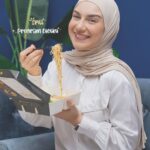 Irish Bella Instagram - Aku sangat menyukai menulis jurnal harian, karena sangat baik untuk kesehatan mental juga ketenangan ❤️ Dan salah satu part terberat yang pernah aku tulis selama 2023 adalah ketika berat badanku berlebih setelah melahirkan. Aku menerima banyak komentar jahat tentang fisik. Alhamdulillah dengan konsisten olah raga dan defisit kalori dengan makanan sehat dari @yellowfitkitchen setiap hari perlahan aku bisa menurunkan berat badan secara sehat ✨ #buktikanresolusimu
