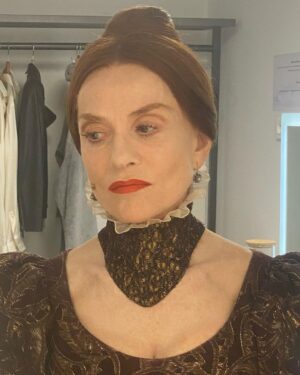 Isabelle Huppert Instagram - Hier, 2 min avant d’entrer en scène… 
Dernière semaine de #MarySaidWhatSheSaid au @theatredelaville_paris. 

@bob___wilson 
#DarrylPinckney
@ludovico_einaudi
#EmmanuelDemarcyMota
#MichaelChase