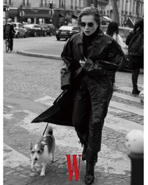Isabelle Huppert Instagram - Merci @wmagchina

📸 #FengHai
@mixwei_w @johnnollet @morgane_martini @julievillanovanails
#wchina #thefirstissue
