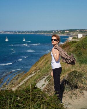 Isabelle Huppert Instagram - Au revoir l’été… 🌊
Merci @manonquerouilbruneel @constancebenque @carolinemangez @handk_officiel #Raynald
📷 Eric Guillemain