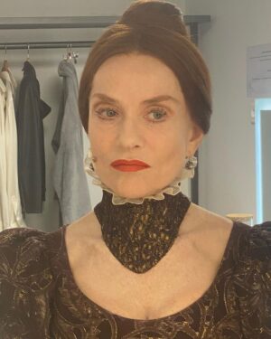 Isabelle Huppert Instagram - Hier, 2 min avant d’entrer en scène… 
Dernière semaine de #MarySaidWhatSheSaid au @theatredelaville_paris. 

@bob___wilson 
#DarrylPinckney
@ludovico_einaudi
#EmmanuelDemarcyMota
#MichaelChase