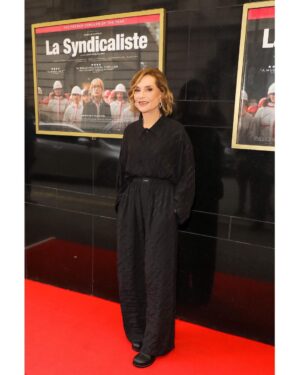 Isabelle Huppert Instagram - Sortie de #LaSyndicaliste au UK. 
@jpaulsalome @thebureaufilms @modernfilmsent @curzoncinemas #curzonmayfair
@balenciaga
📸 @davebenett