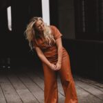 Iskra Lawrence Instagram - feels good to be back NYC🍎 Shooting @hutch_design with @madisonlanephoto Makeup by @veronicagaona Thank you @ebeggins for a wonderful day love working with you🥰 . . . . #midsize #midsizestyle #midsizefashion #fordmodels #nyc #springfashion #springoutfit #springstyle #springdress