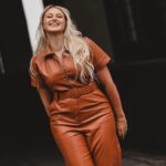 Iskra Lawrence Instagram - feels good to be back NYC🍎 Shooting @hutch_design with @madisonlanephoto Makeup by @veronicagaona Thank you @ebeggins for a wonderful day love working with you🥰 . . . . #midsize #midsizestyle #midsizefashion #fordmodels #nyc #springfashion #springoutfit #springstyle #springdress