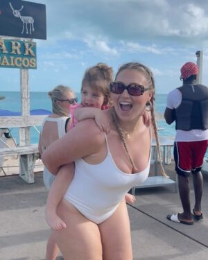 Iskra Lawrence Instagram - It’s ok to not be ok.

What does that mean to you? 

For me it frees me from feeling like perfect exists

Or the expectation that everyday will feel the same, and that unknowing as scary as it that exploration of yourself and the world is what living is all about 

Your feelings are always valid, and if someone tells you otherwise they’ve got their knickers in a twist 🤷‍♀️ 

Is there a reminder you’re telling yourself in 2024 or a phrase that empowers you?
