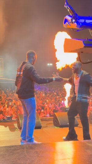 Israel Adesanya Instagram - Forever creating legendary moments‼️
Shoutout Mr OBO aka @davido , It’s a different vibe when it’s your own people doing it. Uniting the world through music, we are all one 🇳🇬🫂🇳🇿