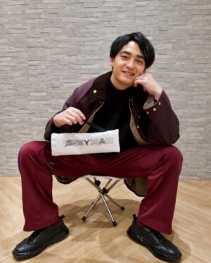 Issei Kobayashi Instagram - 小林プロデュースグッズ
その名も「ISSEYMAN FOREVER」
超コンパクトに収納できる上に、組立に10秒かからない
耐荷重150kgとかなり丈夫にできてますわ
アウトドアのマストアイテム
キャンプ、フェス、どんなときでもこれ一つ持っていけば座る場所には困らないのさ
明日の横浜アリーナから会場にて販売開始