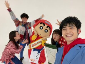 Issei Kobayashi Instagram - .
.
2022年4月22日公開映画『クレヨンしんちゃん もののけニンジャ珍風伝』の主題歌に新曲「陽はまた昇るから」が決定しました！
記念すべき劇場映画30作目に携われて本当に嬉しいゾ！
しんちゃん誕生の秘密？までもが描かれた今作、緑黄色社会、生まれ変わった気持ちで本気出してるゾ！
「陽はまた昇るから」のリリースは4月20日！
映画観に行くの楽しみだな〜
みんなも、みれば〜〜〜？
.
.
#主題歌好きと繋がりたい