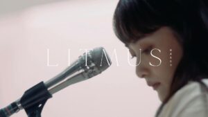 Issei Kobayashi Instagram - .
4th single 『LITMUS』より
表題曲「LITMUS」のMUSIC VIDEOが公開されました！
ドラマ「緊急取調室」の主題歌です。
被疑者側の視点で書いたのですが、被疑者になったことはないので、「秘密」というのをテーマに詩を膨らませていきました。
ドラマに向き合うと同時に、自分の過去ととても深く向き合った楽曲です。
「LITMUS」は各サブスクにて先行配信していますぜ。ぜひとも、歌詞を読みながら聴いてください。
.
.
#緑黄色社会
#緊急取調室
#LITMUS