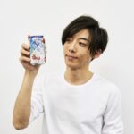 Issey Takahashi Instagram - 旅する氷結の新フレーバー、甘酸っぱいおいしさが特徴の香港スタイル「ハオチーライチ」が本日より発売です。 #高橋一生 #旅する氷結 #ハオチーライチ