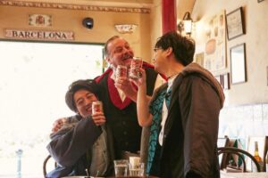 Issey Takahashi Instagram - 今週もお疲れ様です！旅する氷結を飲んでリフレッシュしましょう！
#高橋一生 #浜野謙太 #旅する氷結