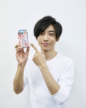 Issey Takahashi Instagram - 旅する氷結の新フレーバー、「ピーチアモーレ」が本日より発売です。ヴェネチアのべリーニというお酒をイメージしたフルーティな味わいです。
#高橋一生 #旅する氷結 #ピーチアモーレ