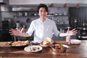 Issey Takahashi Instagram - 昨日より公開となったWEBムービーはご覧いただけましたか？ぜひみなさんも作ってみて下さい！
#高橋一生 #旅する氷結