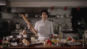 Issey Takahashi Instagram - WEBムービー「高橋一生の Taste the World! by 旅する氷結®」が今日から公開となります。
ロングバージョンもあるのでお見逃しなく。
https://youtu.be/_1qF3leE8_0
#高橋一生 #旅する氷結 #世界の地元メシ