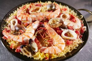 Issey Takahashi Instagram - スペイン料理のフィデウアです！
パスタで作ったパエリアって珍しいですね。
#高橋一生 #旅する氷結 #世界の地元メシ #フィデウア