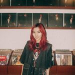 Isyana Sarasvati Instagram - Terima kasih atas kehadiran dan support teman-teman semuaa di peluncuran piringan hitam pertama Inyoo! Sudah bisa dibeli secara langsung di @lalarecords.jkt monggoo dipersilahkaan 🖤🌹