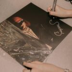 Isyana Sarasvati Instagram - Terima kasih atas kehadiran dan support teman-teman semuaa di peluncuran piringan hitam pertama Inyoo! Sudah bisa dibeli secara langsung di @lalarecords.jkt monggoo dipersilahkaan 🖤🌹