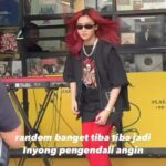 Isyana Sarasvati Instagram - Terima kasih atas kehadiran dan support teman-teman semuaa di peluncuran piringan hitam pertama Inyoo! Sudah bisa dibeli secara langsung di @lalarecords.jkt monggoo dipersilahkaan 🖤🌹