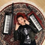Isyana Sarasvati Instagram - Hello besti baru Inyooo 👀🖤 #bermusikid #korgindonesia #rk100s2 #korg #rk100 #keytar #synthesizer #sonidomusicaindonesia