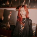 Isyana Sarasvati Instagram - Terima kasih atas kehadiran dan support teman-teman semuaa di peluncuran piringan hitam pertama Inyoo! Sudah bisa dibeli secara langsung di @lalarecords.jkt monggoo dipersilahkaan 🖤🌹