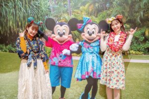 Itô Karin Instagram - .
.
.
ディズニー★JCBカード特典の
アウラニ・ディズニー・リゾート＆スパ コオリナ・ハワイ スペシャルランチプラン
にあいにゃんさんと参加してきました〜☺️🌺
.
.
ハワイに行った…わけではなく🤣
東京ディズニーランドホテルで
ハワイを感じてきました〜🍹😋

.
.
キャビアも乗っている贅沢な前菜や
ハワイを感じるお肉料理🥩

美味しくてずっとニッコニコでした😋☺️

.

.
食事の後にはドローイング体験もあって
スティッチを描きました🙌🏻

私たちのスティッチどうかなー？

あいにゃんさんのスティッチ、
なんか豪快！！！(笑)

.
.
.
このスペシャルランチに参加したら
ハワイに行きたい欲が少し収まるかなって
思ってたんですけど、
より行きたくなっちゃいました🤣(笑)

.
.
2月16日までのポイント交換で参加できて、
先着受付となっているみたいです🙆‍♀️
残りわずかとのことなので、

そういえばポイント貯まってる！
という方おすすめです😆

アロハ🤙🌺

#アウラニ #アウラニディズニー #ディズニーjcbカード #ディズニーjcbカードスペシャルランチ #ディズニーランドホテル #pr