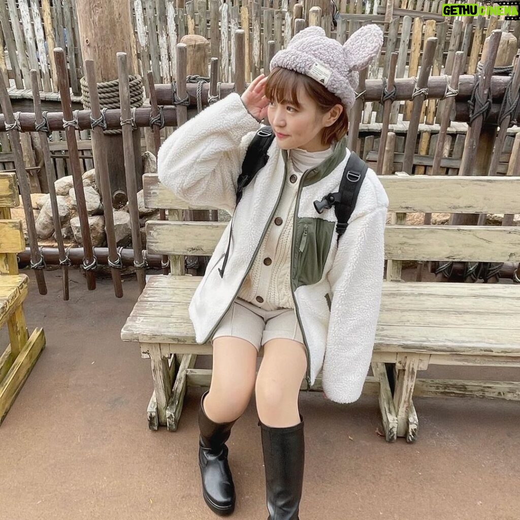 Itô Karin Instagram - . . . 寒さで膝が真っ赤になりました☃ . 上着もニットもショートパンツも 全部GUです！お世話になってます🥹 . . . #ディズニーコーデ #ディズニーシー #disneysea #tokyodisneysea #tokyodisneyresort #tokyodisneysea Tokyo DisneySea