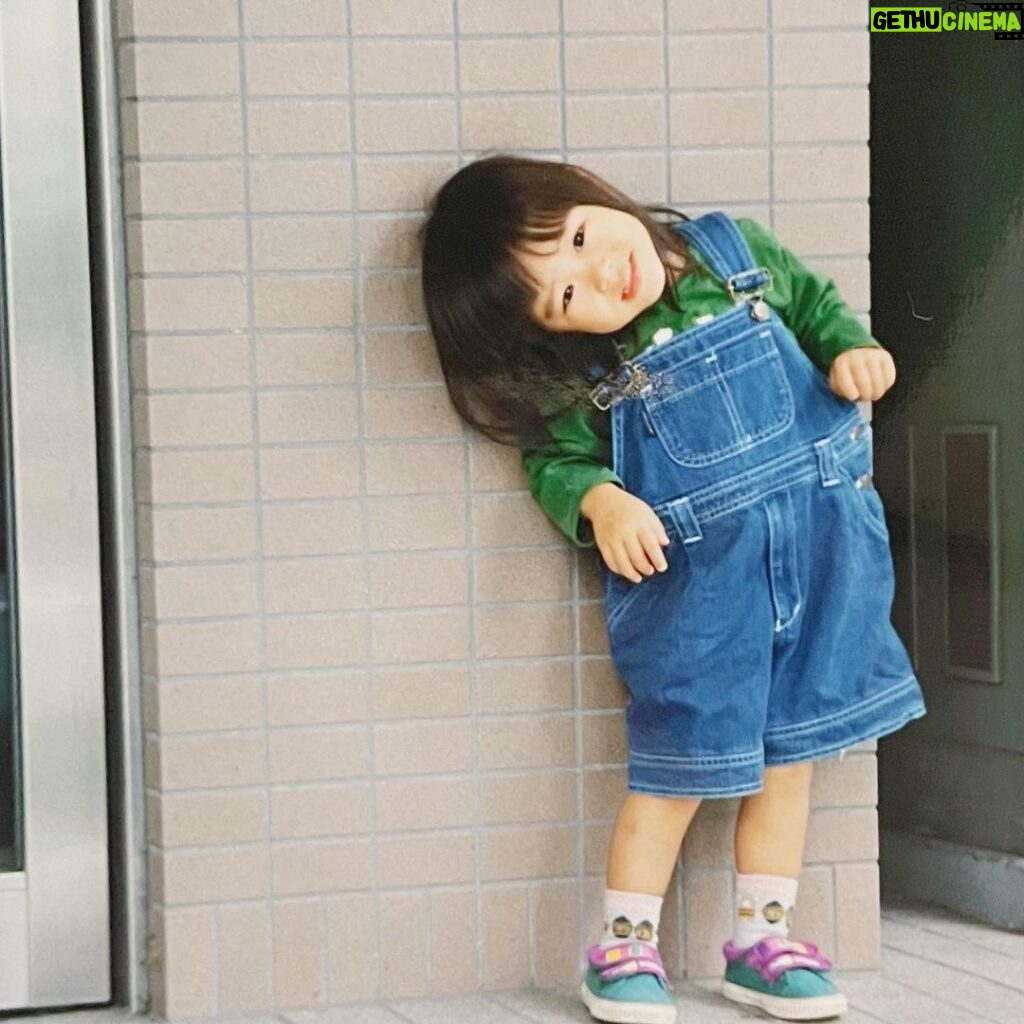 Itô Karin Instagram - . . 2歳の時から オーバーオール女子。 . 靴はサイリウムカラー。(笑) . .