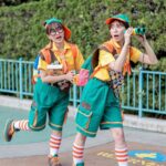 Itô Karin Instagram - . . 仮装ディズニーしてきました〜！ . . 今年は 東京ディズニーランド40周年パレード 「ディズニー・ハーモニー・イン・カラー」 のカールじいさんフロート後方で踊ってる ダンサーさん🥹🎈 . . このパレードを初めて観たその日から 今年はこの仮装を必ずすると決めてました🔥 . . 靴下以外、全部手作りです〜💛 リュックとか帽子とか 本気出せば作れるもんだね。 帽子はノリで作りすぎて形悪いけど🥹 . 1番大変だったのはバッチで、 一つ一つの絵柄はiPadで全部手描き、 (iPad持ってないからレンタル笑) 周りを縫うのは1つにつき20分掛かったので、 全部で何分かかったんだろう〜😇 . 現地でキャストさんに1番褒められたのは 双眼鏡だったな〜！ これは大きめの双眼鏡を探して(ここに1番難航した)、 スプレーで塗装して、 マークはシールを作って貼っただけ🌲 お風呂場で塗装したので、 お風呂場が心なしか黄色っぽくなったような……(笑) . . . 今回は仲良しのあいにゃんと仮装したんだけど、 お洋服をデザインしたりしてる人だから、 そんな人に着てもらうのはハードル高くて…🤣 でもめーちゃくちゃ褒めてくれて 自己肯定感高まりました🥰 いつもは仮装してそれで満足しちゃってたけど、 今回はあいにゃんの旦那さんのこーちゃんが たくさん写真を撮ってくれて ちゃんと想い出に残って嬉しい！🫶 なので載せたい写真がまだまだあるし、 見せたい動画も大量にあるので インスタや、あとはXにまたたくさん載せます！ あいにゃんのアカウントでも載ると思うので 要チェックだよ〜☑️ . . . 最後の写真は本物のダンサーさんと、 レスをたくさん貰えて大喜びの伊藤です🤭🤭 . 反対サイドに座ってた方が激写してくれてました🥹 ありがとうございました🥹 . . ここまで本気で作ったのは5年ぶりくらいだったので 思いが募り過ぎて 長い文章になっちゃいました😂 最後まで読んでくれてありがとう🥹 . 今年はもう一回仮装するけど、 そっちは簡易的なやつなので気が楽だ〜！ そちらもお楽しみに👻 #dハロ仮装 #dハロ仮装2023 #ハーモニーインカラー #ハーモニーインカラーダンサー仮装 #ハモカラ #ハモカラダンサー仮装 #カールじいさんの空飛ぶ家 #ディズニーランド #東京ディズニーランド #tokyodisneyland #ディズニー仮装