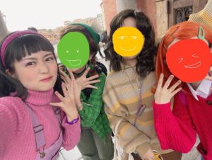 Itô Karin Instagram - .
.
.
3年ぶり？にディズニーハロウィンしてきた🎃

.
.
今年は

「#私ときどきレッサーパンダ 」

の仲良し4人組〜🧡❤️💚💛

.
.
ちょこちょこ
レッサーパンダですね！って
気づいてもらえて嬉しかったあ〜🤭
.
.

.
60歳になっても仮装したい🤭

.
.
#dハロ仮装 #dハロ仮装2022 #disney #disneysea #ディズニー #ディズニーコーデ #turningred