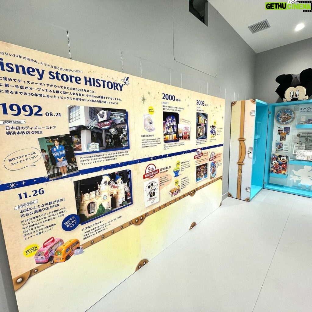 Itô Karin Instagram - . Disney store 30th Anniversary Pop-up Museum にご招待いただきました〜💫 . . ディズニーストアが30周年ということで 東京を皮切りに全国で開催するみたいです☺ . . 私とほぼ同い年のディズニーストアなわけだけど、 幼過ぎて知らなかった歴史を 改めて知ることができました🫣✨ 私的には歴代コスチュームが 時代を感じて好きだったなあ🫶 このイベント限定のグッズも とーっても可愛くておススメです🫠 私はトートバッグ買いましたっ🙌🏻 ぜひぜひ行ってみてね〜！✨ === 🔸東京会場 会場:ディズニーフラッグシップ東京 期間:2022年8月21日(日)~9月19日(月) 🔸長崎会場 会場:アミュプラザ長崎 期間:2022年10月7日(金)~10月30日(日) 🔸鹿児島会場 会場:アミュプラザ鹿児島 期間:2022年11月5日(土)~12月4日(日) 🔸金沢会場 会場:金沢フォーラス 期間:2022年12月12日(月)~2023年1月15日(日) 🔸大阪会場 期間:2023年1月下旬~2月予定 🔸仙台会場 期間:2023年3月中旬~4月上旬予定 🔸岡山会場 期間:2023年5月中旬~6月上旬予定 🔸名古屋会場 期間:2023年6月中旬~7月上旬 🔸千葉会場 期間:2023年7月下旬~8月下旬予定 === © Disney © Disney/Pixar © Disney. Based on the “Winnie the Pooh” works by A.A. Milne and E.H. Shepard. ※展示内容は会場によって異なる場合があります。 #ディズニーストア #ディズニーストア30周年 #pr #Disneystore30thAnniversaryPopupMuseum