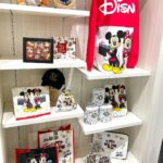 Itô Karin Instagram - . Disney store 30th Anniversary Pop-up Museum にご招待いただきました〜💫 . . ディズニーストアが30周年ということで 東京を皮切りに全国で開催するみたいです☺️ . . 私とほぼ同い年のディズニーストアなわけだけど、 幼過ぎて知らなかった歴史を 改めて知ることができました🫣✨ 私的には歴代コスチュームが 時代を感じて好きだったなあ🫶 このイベント限定のグッズも とーっても可愛くておススメです🫠 私はトートバッグ買いましたっ🙌🏻 ぜひぜひ行ってみてね〜！✨ === 🔸東京会場 会場:ディズニーフラッグシップ東京 期間:2022年8月21日(日)~9月19日(月) 🔸長崎会場 会場:アミュプラザ長崎 期間:2022年10月7日(金)~10月30日(日) 🔸鹿児島会場 会場:アミュプラザ鹿児島 期間:2022年11月5日(土)~12月4日(日) 🔸金沢会場 会場:金沢フォーラス 期間:2022年12月12日(月)~2023年1月15日(日) 🔸大阪会場 期間:2023年1月下旬~2月予定 🔸仙台会場 期間:2023年3月中旬~4月上旬予定 🔸岡山会場 期間:2023年5月中旬~6月上旬予定 🔸名古屋会場 期間:2023年6月中旬~7月上旬 🔸千葉会場 期間:2023年7月下旬~8月下旬予定 === © Disney © Disney/Pixar © Disney. Based on the “Winnie the Pooh” works by A.A. Milne and E.H. Shepard. ※展示内容は会場によって異なる場合があります。 #ディズニーストア #ディズニーストア30周年 #pr #Disneystore30thAnniversaryPopupMuseum